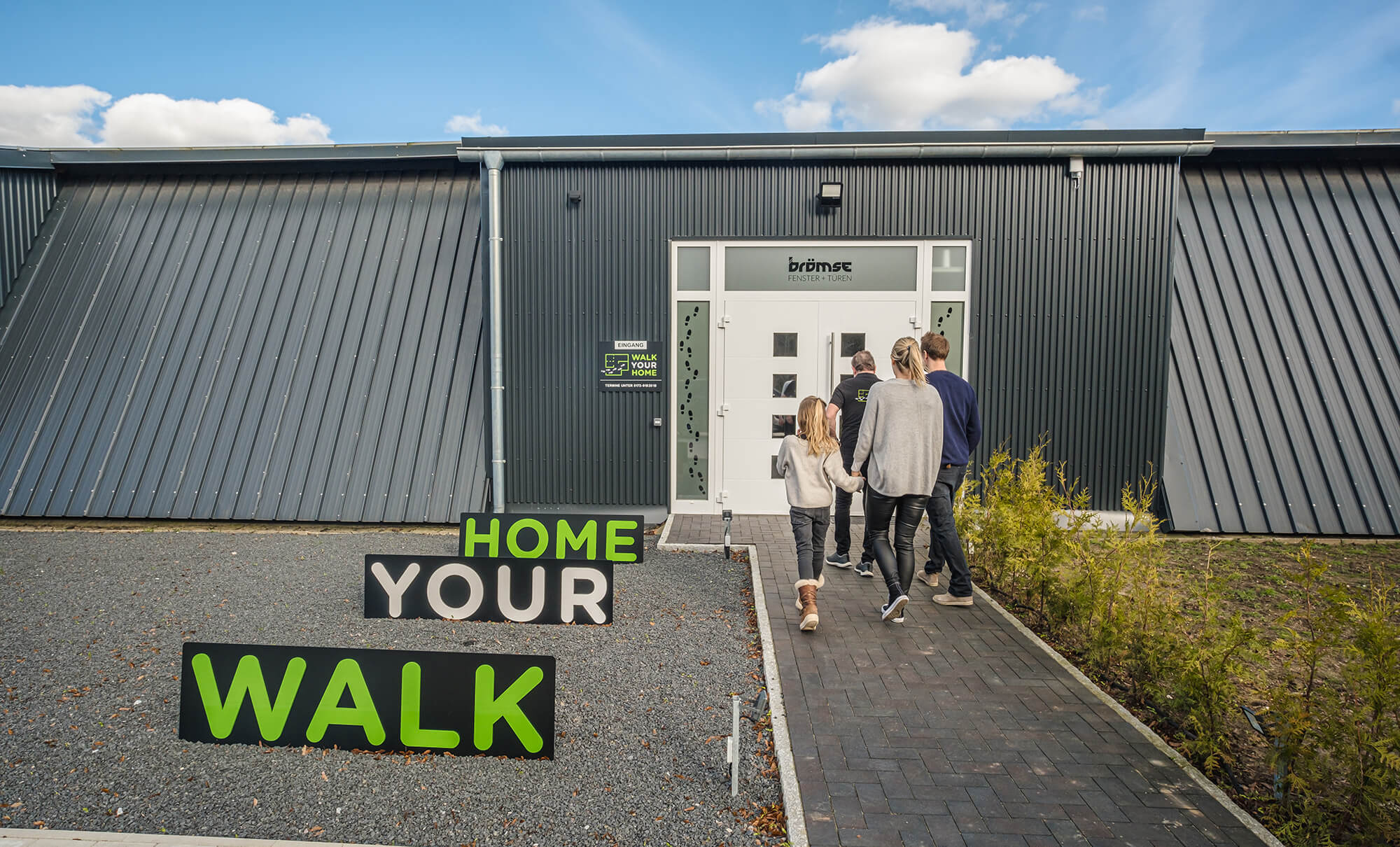 Walk your Home in Schleswig – Familie betritt das Gebäude