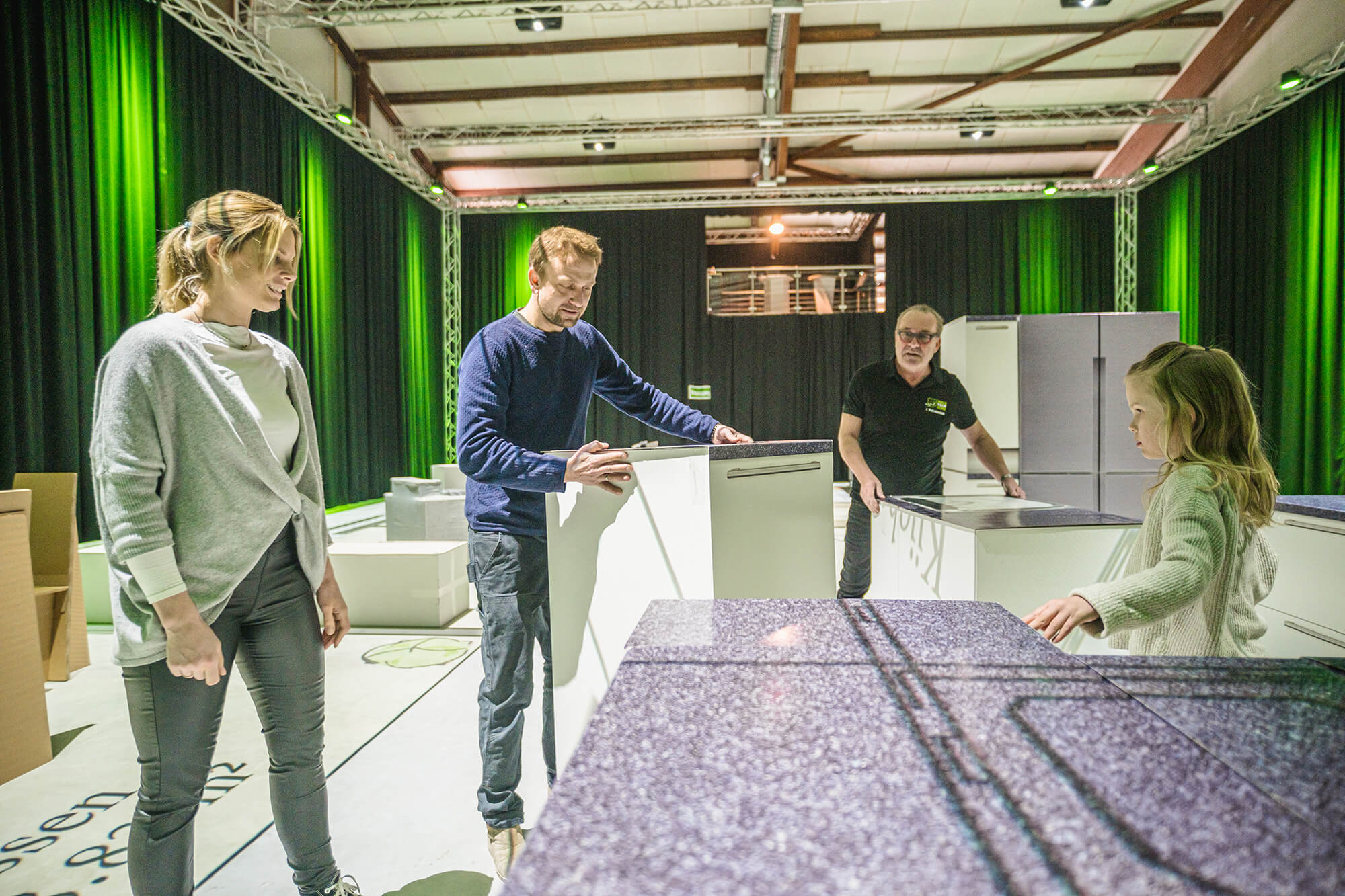 Walk your Home in Schleswig-Holstein – Familie begeht Grundriss und stellt Küche um